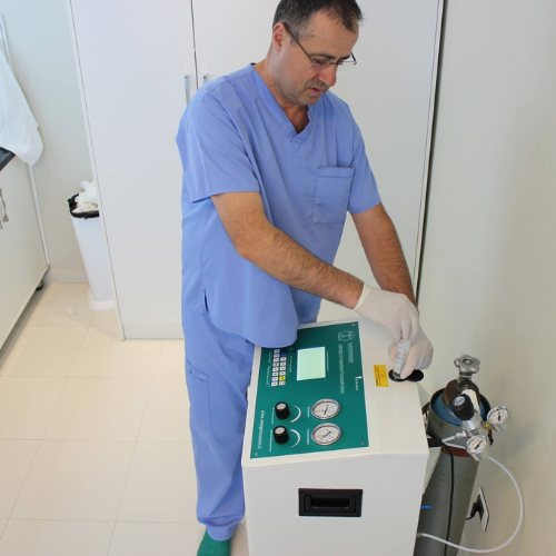 Dr. Pashk Gjoni duke përdorur pajisjen e ozonoterapisë
