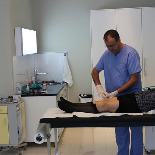 Dr. Pashk Gjoni duke trajtuar një pacient në studio